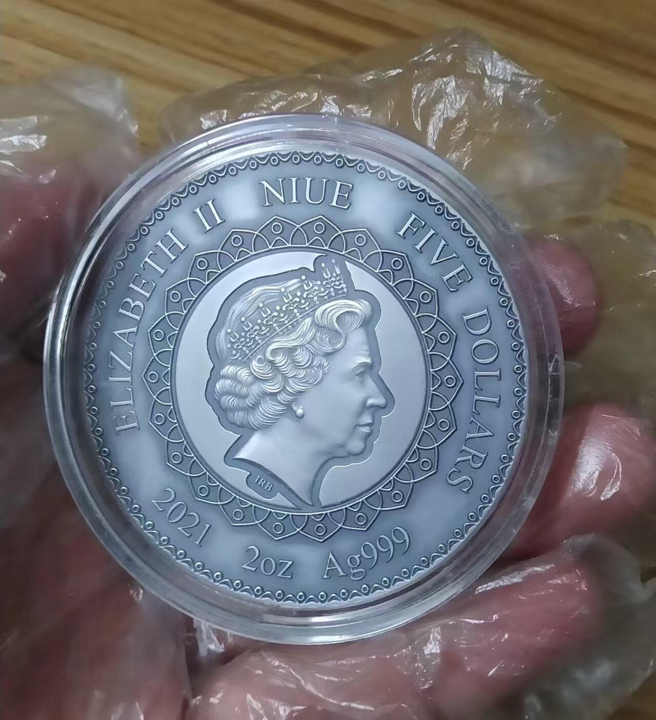 第184期拍卖  纽埃2021, 曼陀罗黄金对称系列-中国大熊猫, 2盎司高浮雕仿古、加大(直径达55mm)镶嵌彩虹施华洛世奇彩色银币. 盒证全.热门系列, 唯一中国元素漂亮银币.(国外售价302美元)