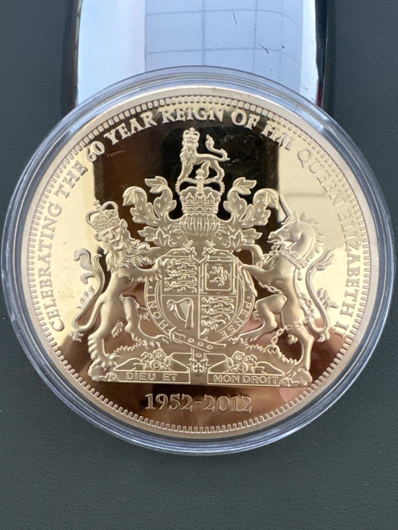 ❤️【币观天下】❤️ 第334期钱币拍卖- 2025.12.12周五晚上6点半场-长期征集拍品 英国伊丽莎白二世女王登基6周年彩色镀金精制70mm120克