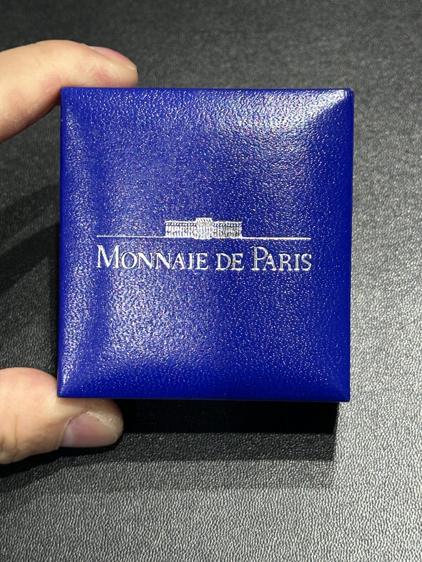 《外钞收藏家》第五百九十二期（精选场）（本平台长期征集拍品、欢迎藏友们联系合作） 法国1996年卢浮宫系列10法郎双面值精制PROOF银币（著名雕像大卫，22g，925银；盒证齐全）