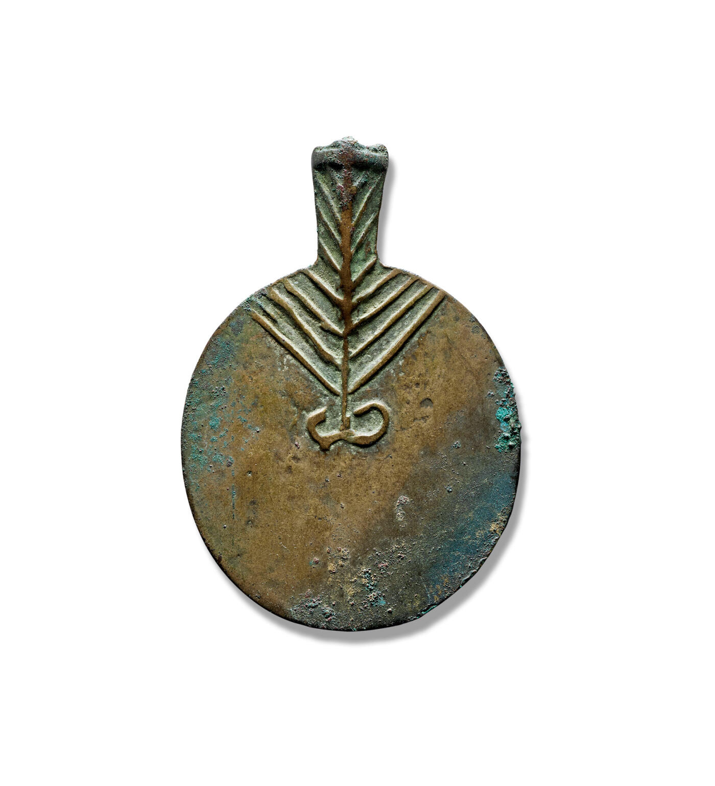 上海匡时2025年秋季拍卖会 中国历代钱币 铜镜专场 图腾牌饰挂镜 此件器物形制特殊，造型别致，小巧可人。其主体纹饰以一道中央直线象征树干，并以抽象几何线条表现枝叶，构图简洁而意蕴深厚，体现了北方草原文化对自然植物的热爱与崇拜。镜体整体皮壳包浆温润熟美，是为传世品中不可多得的收藏佳品。