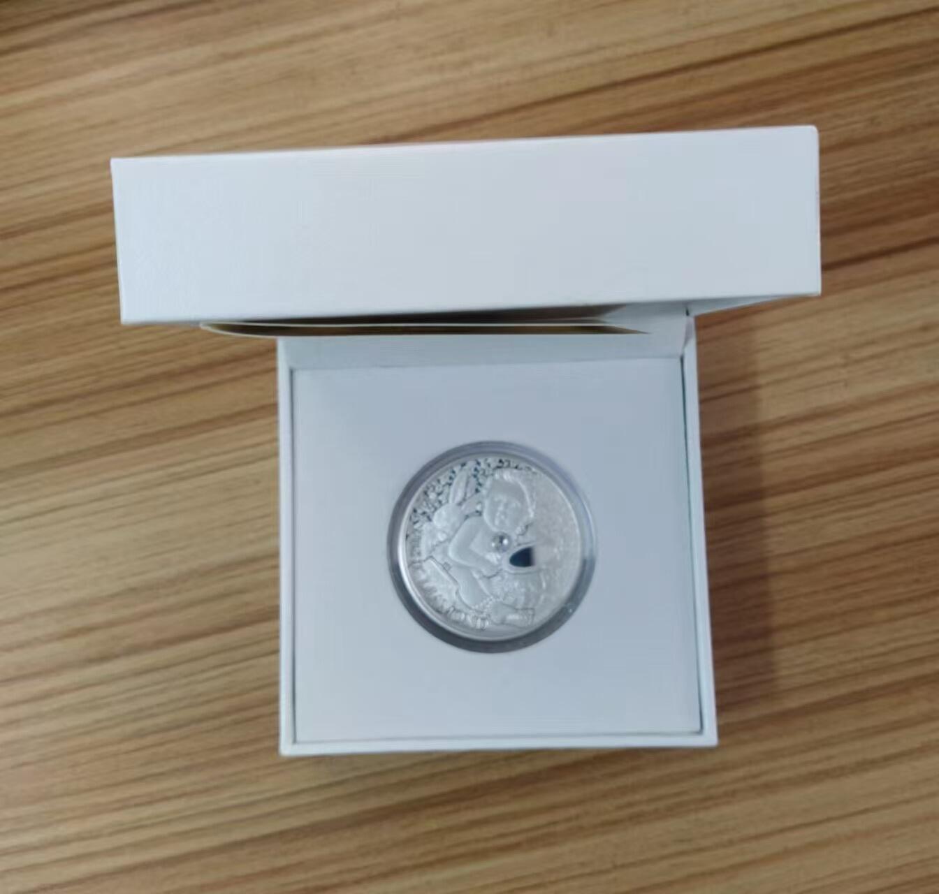 第184期拍卖  纽埃2022年，人生第一件宝贝系列(2)-我的第一颗钻石，镶嵌大颗粒闪耀宝石精制银币. 盒证全. 遵照最高国际银币制币质量标准铸制. 人生第一颗钻石寓意成功的未来. 非常漂亮. 国外售价110美元. 品相见实物照片