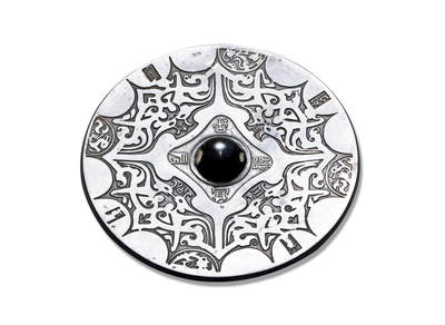 上海匡时2025年秋季拍卖会 中国历代钱币 铜镜专场 - “长宜子孙”变形四叶八凤纹镜 圆形，圆钮，圆钮座。此镜整体纹饰呈剪纸式风格。钮座外四叶形成的四区内各有形态秀丽且图案化的双凤一组，双凤头饰高冠，相对吻喙，是典型的祥瑞图案，四叶内铭文：“长宜子孙”，主纹外有一周内向十二连弧纹组成的半圆外缘，半圆外四位八方各有一凤一铭文，题材特殊。全镜黑光灼灼，可谓收藏佳品。