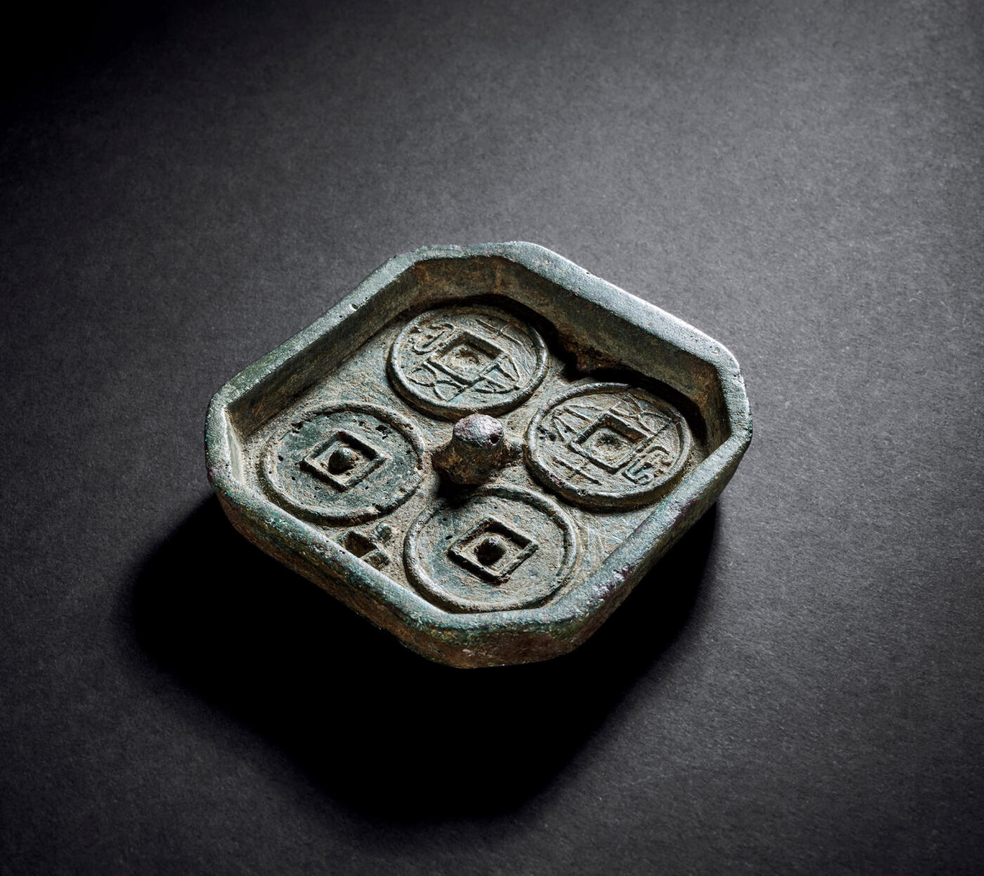 上海匡时2025年秋季拍卖会 中国历代钱币 铜镜专场 “大泉五十”铜母范一枚 “大泉五十”铜母范一枚，边长：80.6mm，厚：14.1mm，重量：306.5g