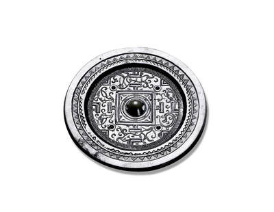 上海匡时2025年秋季拍卖会 中国历代钱币 铜镜专场 - 神兽规矩镜 圆形，圆钮。双线凹面界格和规矩纹将镜背分成四方。内饰有瑞兽，且有四枚圆座乳丁配饰。瑞默纹精密细腻，造型生动。宽镜缘，饰以锯齿纹与双线齿纹各一圈。镜体黑亮，版模光气上佳，纹饰线条流畅，刻画尤为生动。