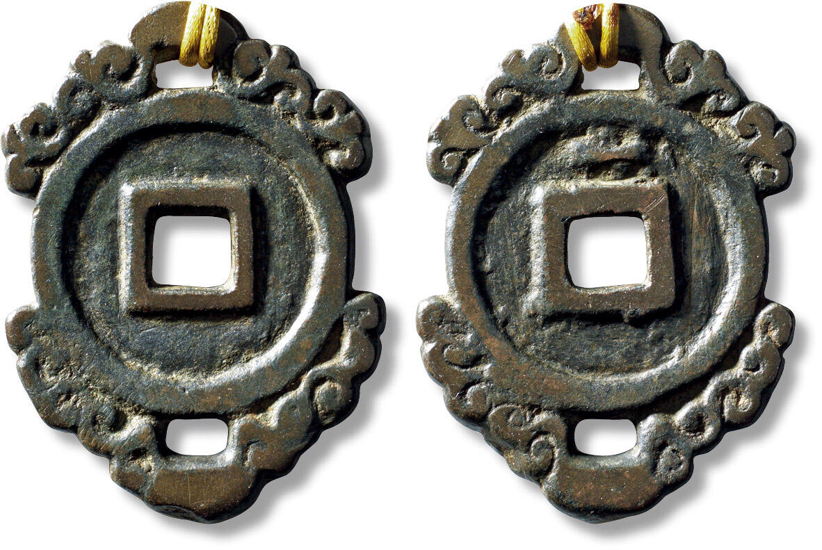 上海匡时2025年秋季拍卖会 中国历代钱币 铜镜专场 传世早期双头挂花一枚 传世早期双头挂花一枚，长：54.7mm，宽：39mm，厚：3.9mm，重量：3.9g