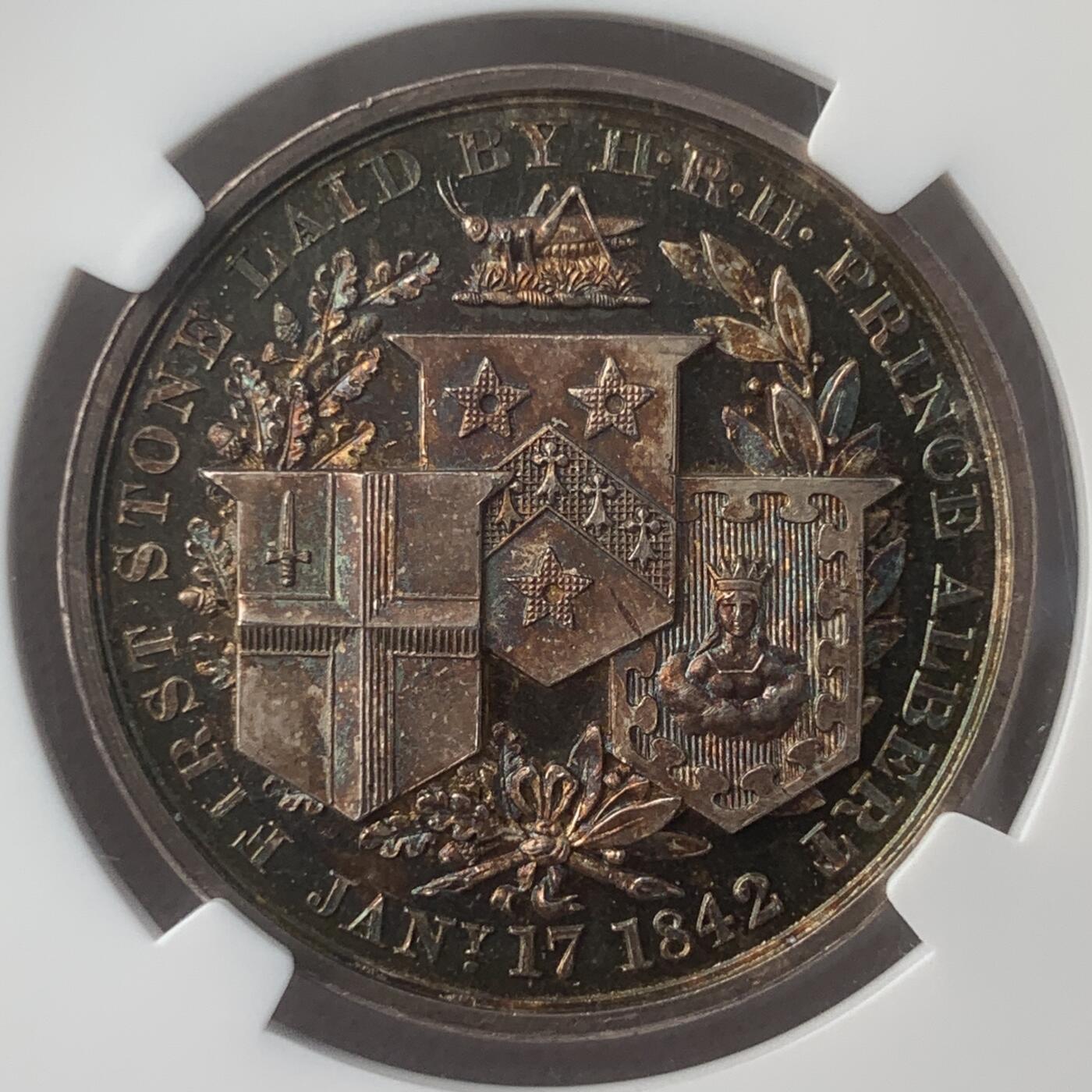 掌中浮雕-藏着的欧洲第045场 NGC MS63 : 1842年伦敦新商品交易所开幕银章，27mm, 五彩包浆