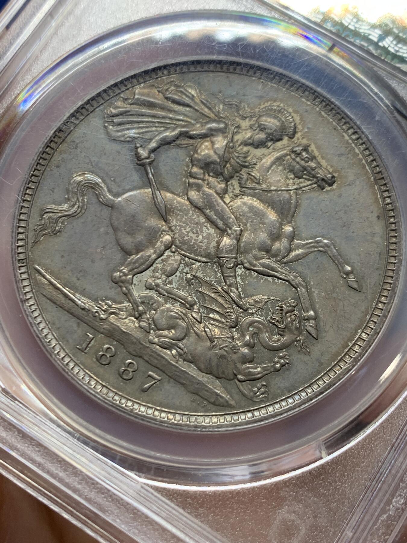 《竞宝斋》第446场 周日，周一，2场连拍 （全场包邮） PCGS MS62 英国1887年维多利亚高冠马剑克朗银币 正反均匀深包浆，人物细节清晰，背面马剑骑士肌肉分明，底光均匀，同分顶级状态，不可多得的藏品