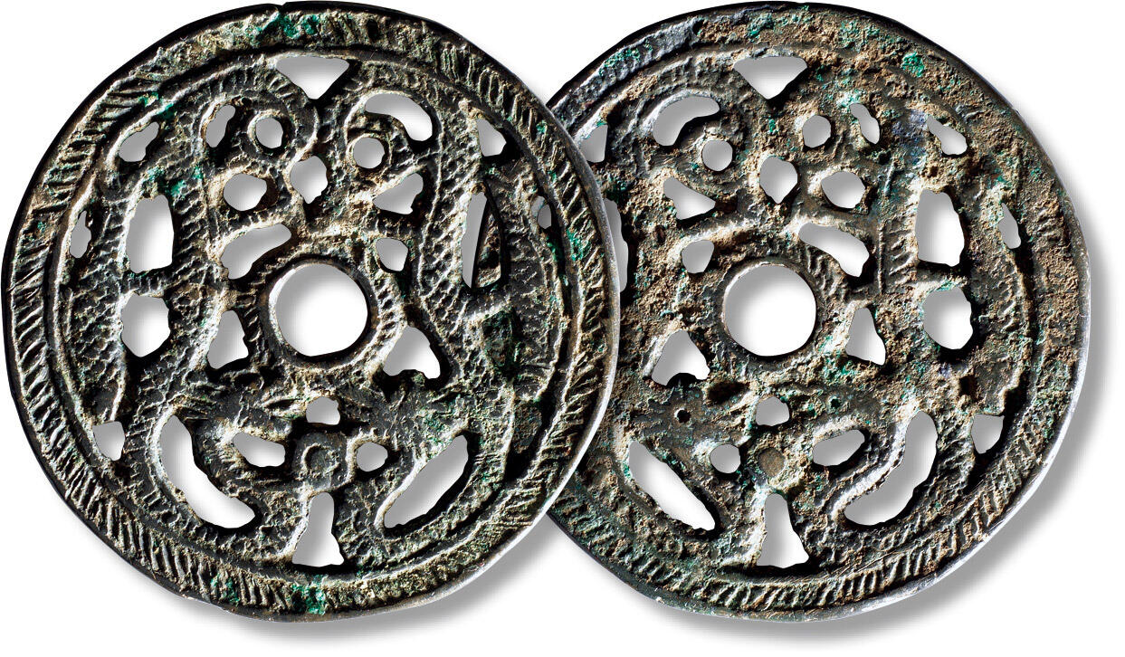 上海匡时2025年秋季拍卖会 中国历代钱币 铜镜专场 早期双龙降鱼镂空花钱 早期双龙降鱼镂空花钱，直径：58.3mm，厚：2.6mm，重量：31.3g