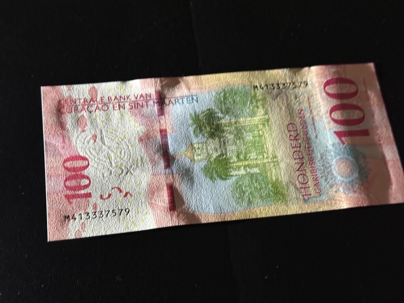 《外钞收藏家》第五百九十二期（精选场）（本平台长期征集拍品、欢迎藏友们联系合作） 2025年版库拉索和圣马丁100盾 全新UNC 尾579