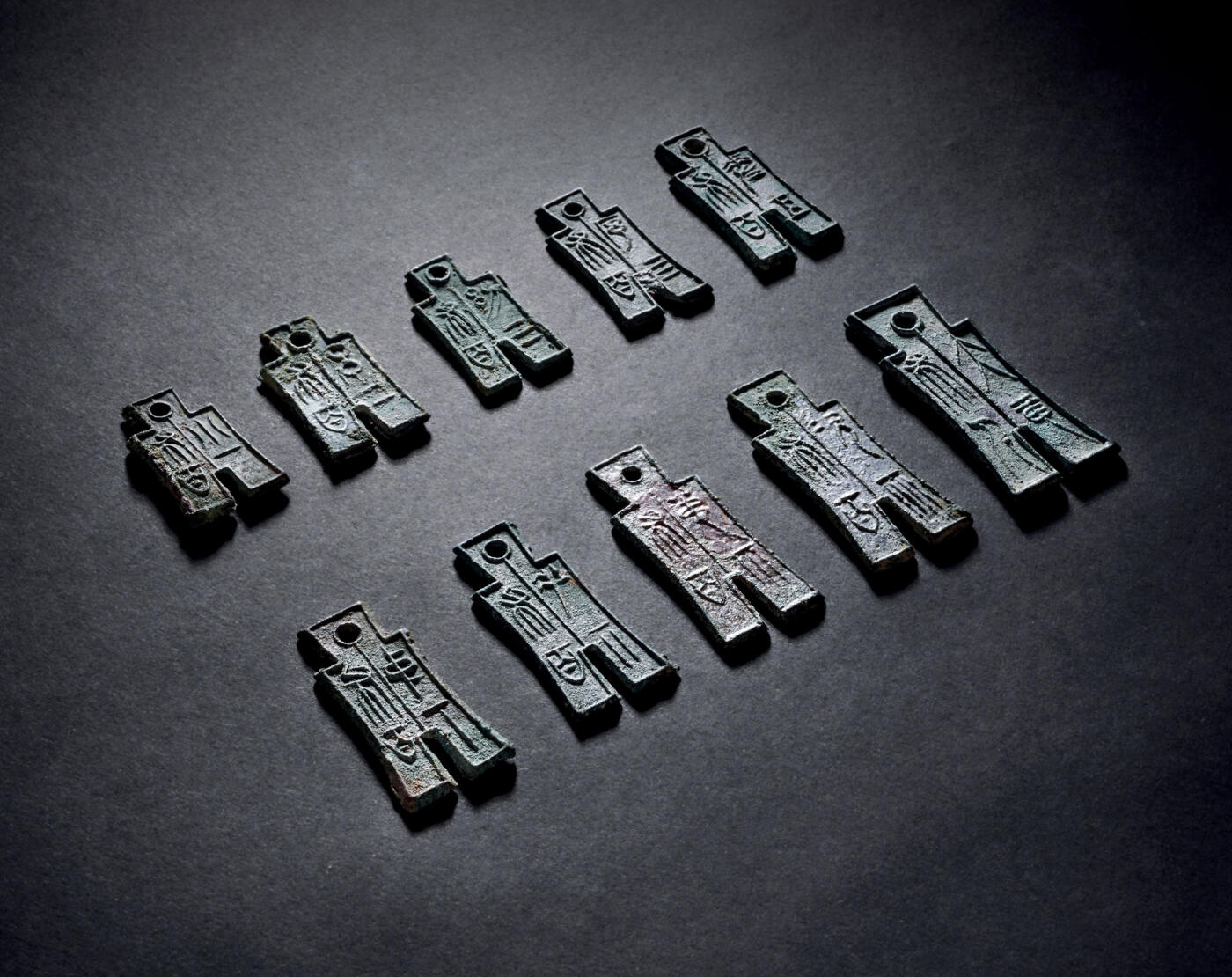 上海匡时2025年秋季拍卖会 中国历代钱币 铜镜专场 布币一组十枚 布币一组十枚，包含：“小布一布”一枚，长：35.9mm，宽：21.4mm，厚：3mm，重量：6g“幺布二布”一枚，长：40mm，宽：22.3mm，厚：2.8mm，重量：8.4g“幼布三百”一枚，长：39mm，宽：20.8mm，厚：2.3mm，重量：6.6g“序布四百”一枚，长：41.8mm，宽：21.1mm，厚：2.5mm，重量：7.8g“差布