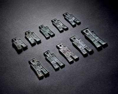 上海匡时2025年秋季拍卖会 中国历代钱币 铜镜专场 - 布币一组十枚 布币一组十枚，包含：<br>“小布一布”一枚，长：35.9mm，宽：21.4mm，厚：3mm，重量：6g<br>“幺布二布”一枚，长：40mm，宽：22.3mm，厚：2.8mm，重量：8.4g<br>“幼布三百”一枚，长：39mm，宽：20.8mm，厚：2.3mm，重量：6.6g<br>“序布四百”一枚，长：41.8mm，宽：21.1mm，厚：2.5mm，重量：7.8g<br>“差布