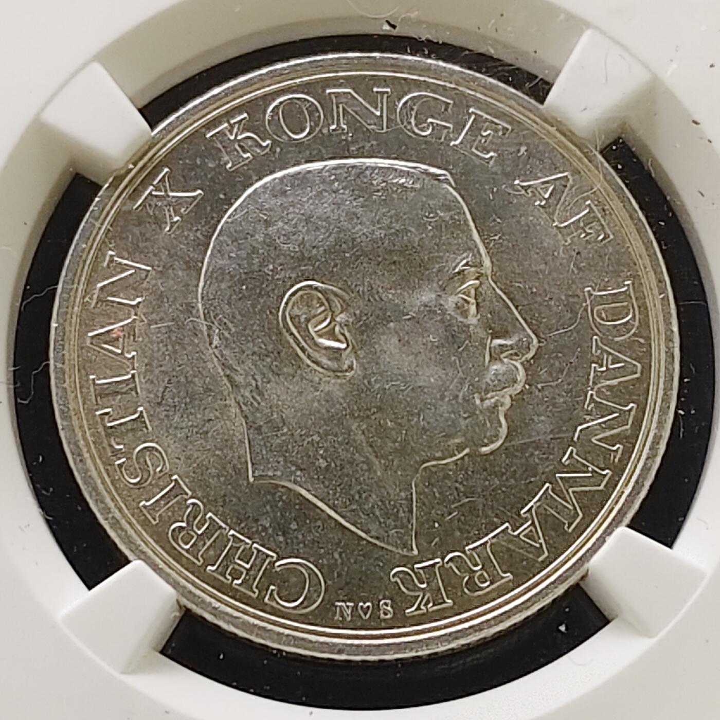 【全场包邮】纯粹捡漏拍485场（免费代拍第22场） 丹麦1945年2克朗克里斯蒂安十世75岁大寿（31毫米15克）纪念银币-NGC MS64