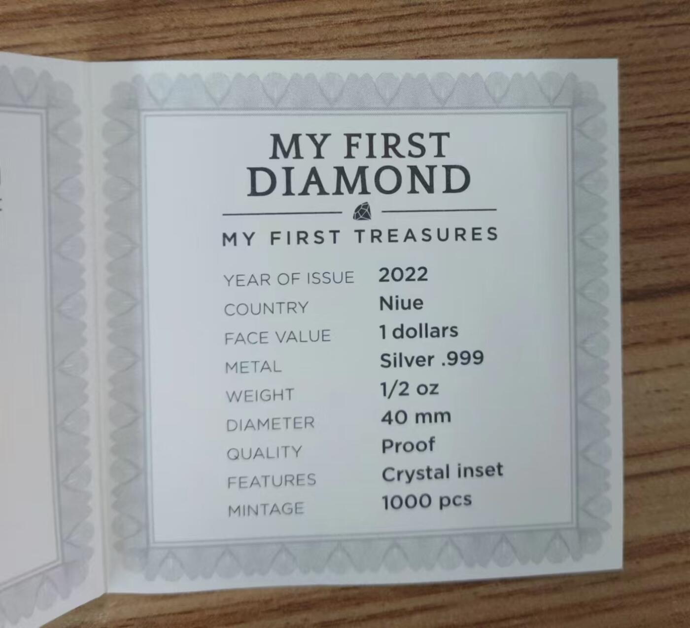 第184期拍卖  纽埃2022年，人生第一件宝贝系列(2)-我的第一颗钻石，镶嵌大颗粒闪耀宝石精制银币. 盒证全. 遵照最高国际银币制币质量标准铸制. 人生第一颗钻石寓意成功的未来. 非常漂亮. 国外售价110美元. 品相见实物照片