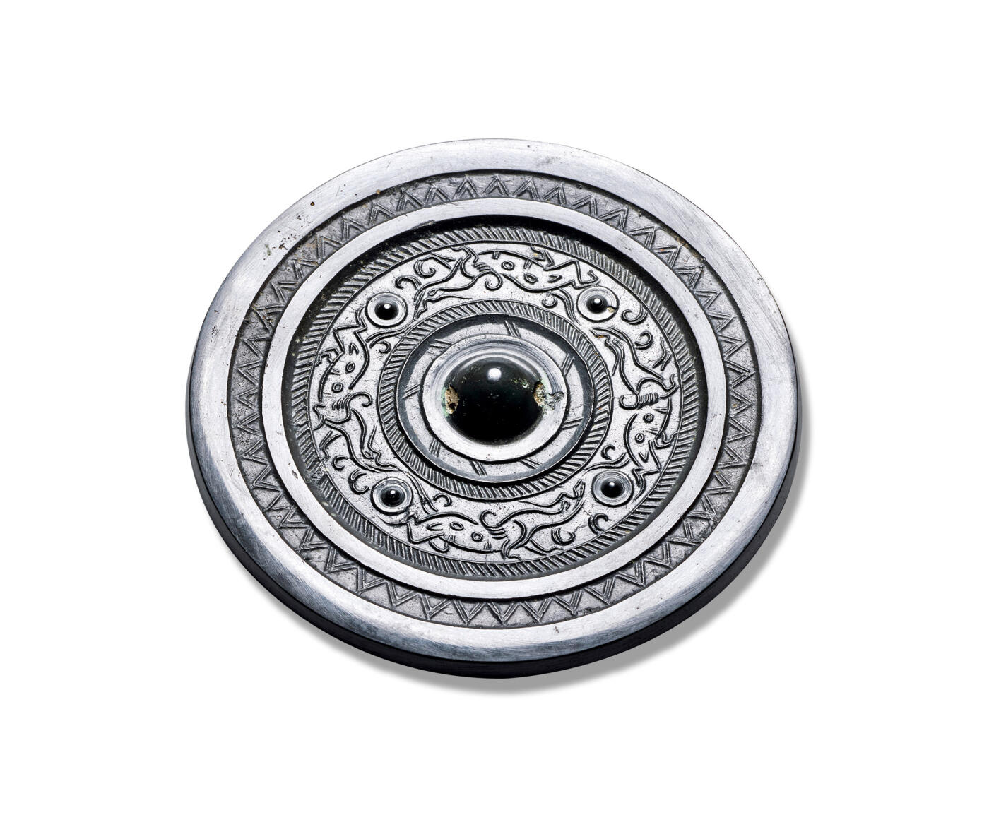 上海匡时2025年秋季拍卖会 中国历代钱币 铜镜专场 四乳四龙镜 圆形，圆钮，圆钮座，主纹饰四乳分区，其间以线工勾绘四组龙纹，躯体饱满，线工流畅，镜缘一周双折线纹。此镜铜质上佳，镜体干净，黑漆古皮壳，收藏佳品。