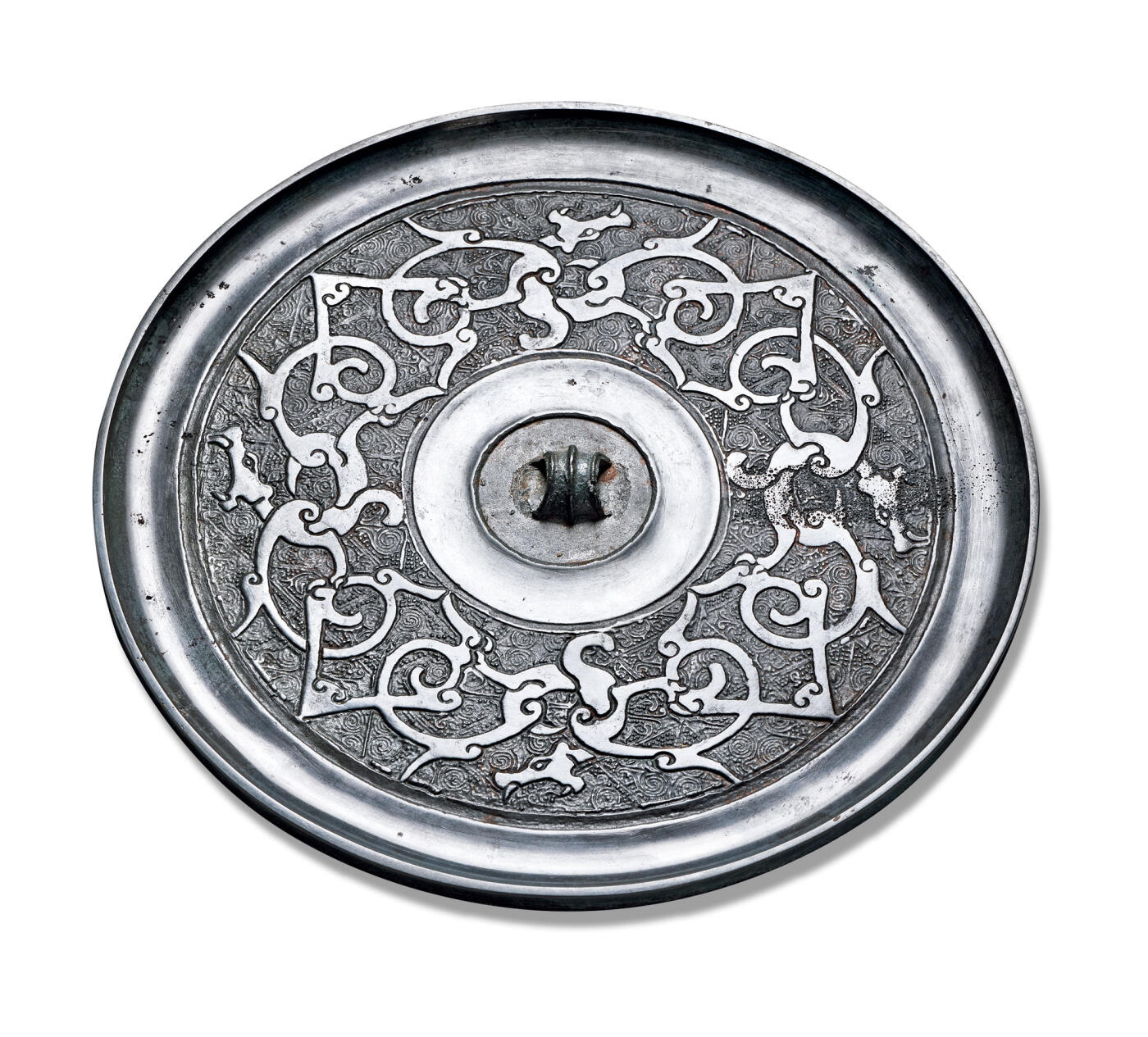 上海匡时2025年秋季拍卖会 中国历代钱币 铜镜专场 蟠螭纹镜 圆形，三弦钮，圆钮座。主题纹饰为盘曲的蟠螭纹，龙身如枝蔓般相互缠绕，满铺细密的云雷纹为地。镜缘光素上卷。此镜版模精细，品相佳美，保存完好。