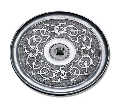 上海匡时2025年秋季拍卖会 中国历代钱币 铜镜专场 - 蟠螭纹镜 圆形，三弦钮，圆钮座。主题纹饰为盘曲的蟠螭纹，龙身如枝蔓般相互缠绕，满铺细密的云雷纹为地。镜缘光素上卷。此镜版模精细，品相佳美，保存完好。