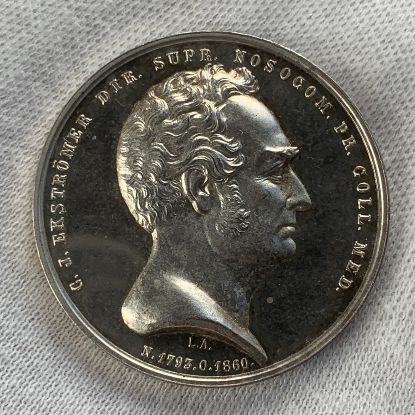 掌中浮雕-藏着的欧洲第045场 1871年医神银章， 31mm,14.6g， 女雕模师L. Ahlborn作品。正面为医生卡尔·约翰·埃克斯特罗默。镜面效果。罕见