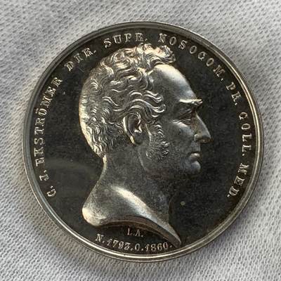 掌中浮雕-藏着的欧洲第045场 - 1871年医神银章， 31mm,14.6g， 女雕模师L. Ahlborn作品。正面为医生卡尔·约翰·埃克斯特罗默。镜面效果。罕见