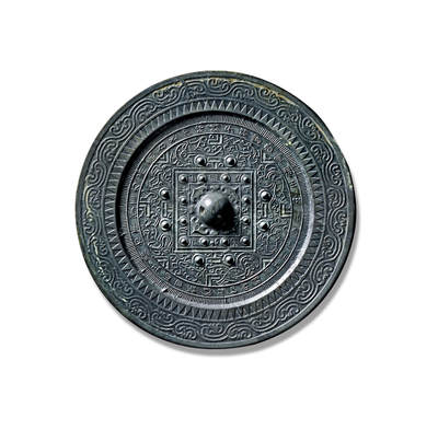 上海匡时2025年秋季拍卖会 中国历代钱币 铜镜专场 - “新有善铜”四灵神兽规矩镜 圆形，圆钮，柿蒂纹钮座。钮外设双线凹面方格，内饰花苞纹，四边各置十二枚圆座乳钉，乳钉间分列篆书十二地支铭文。方格之外，以四组“T”纹两侧有圆钮座八乳钉，与博局纹共同将主纹饰划分为四方八区。各区纹饰以“V”纹为界，两两相对：青龙对羽人，白虎对独角山羊，朱雀对神鸟，玄武对瑞兽。纹饰间隙填以缭绕的云气纹，使画面更显灵动饱满。主纹饰外环绕一圈篆书铭文：“新有善铜出丹阳，和已银锡