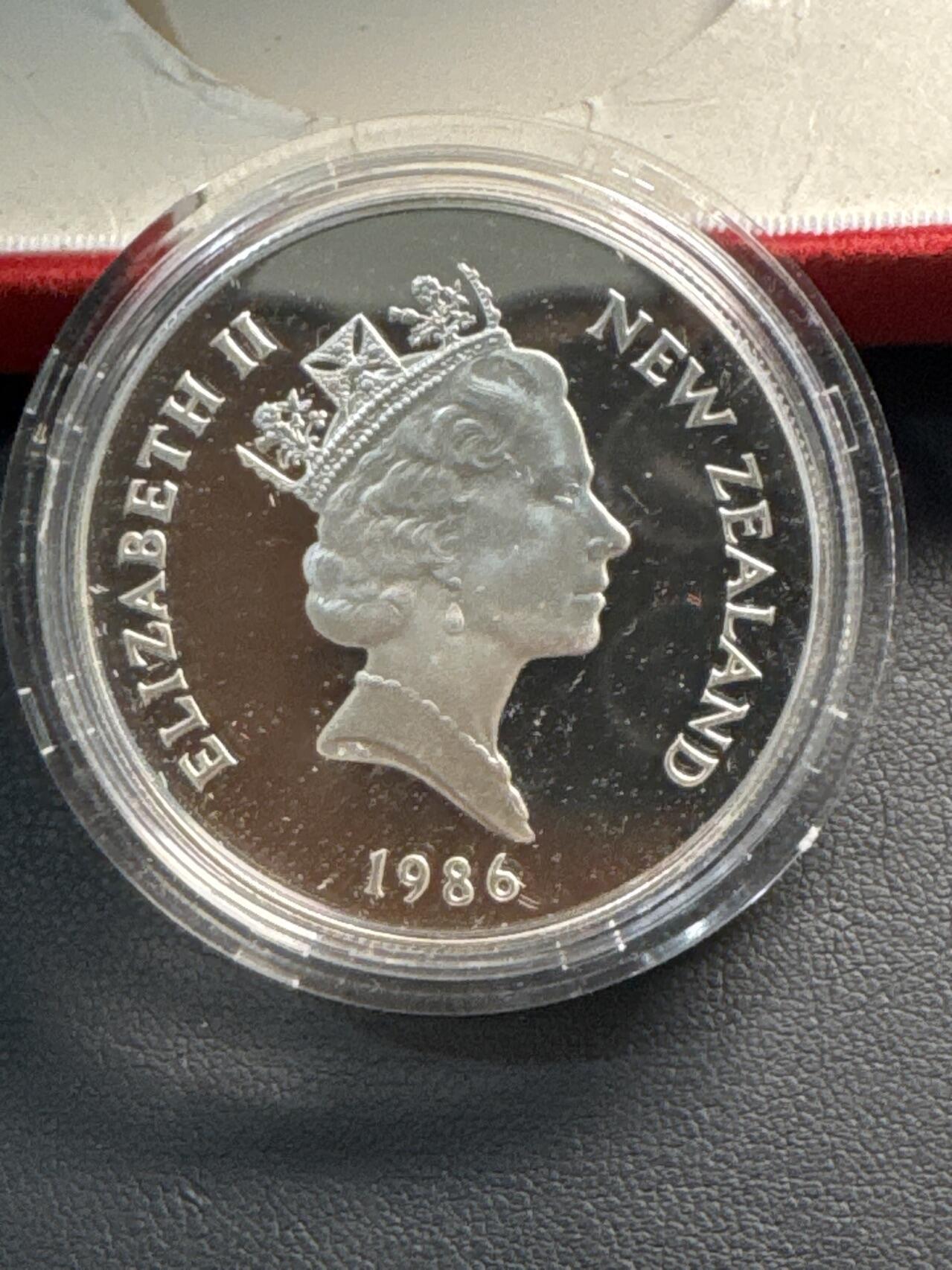 ❤️【币观天下】❤️ 第334期钱币拍卖- 2025.12.12周五晚上6点半场-长期征集拍品 新西兰1986年伊丽莎白女王登基1盎司精制纪念银币盒证齐全