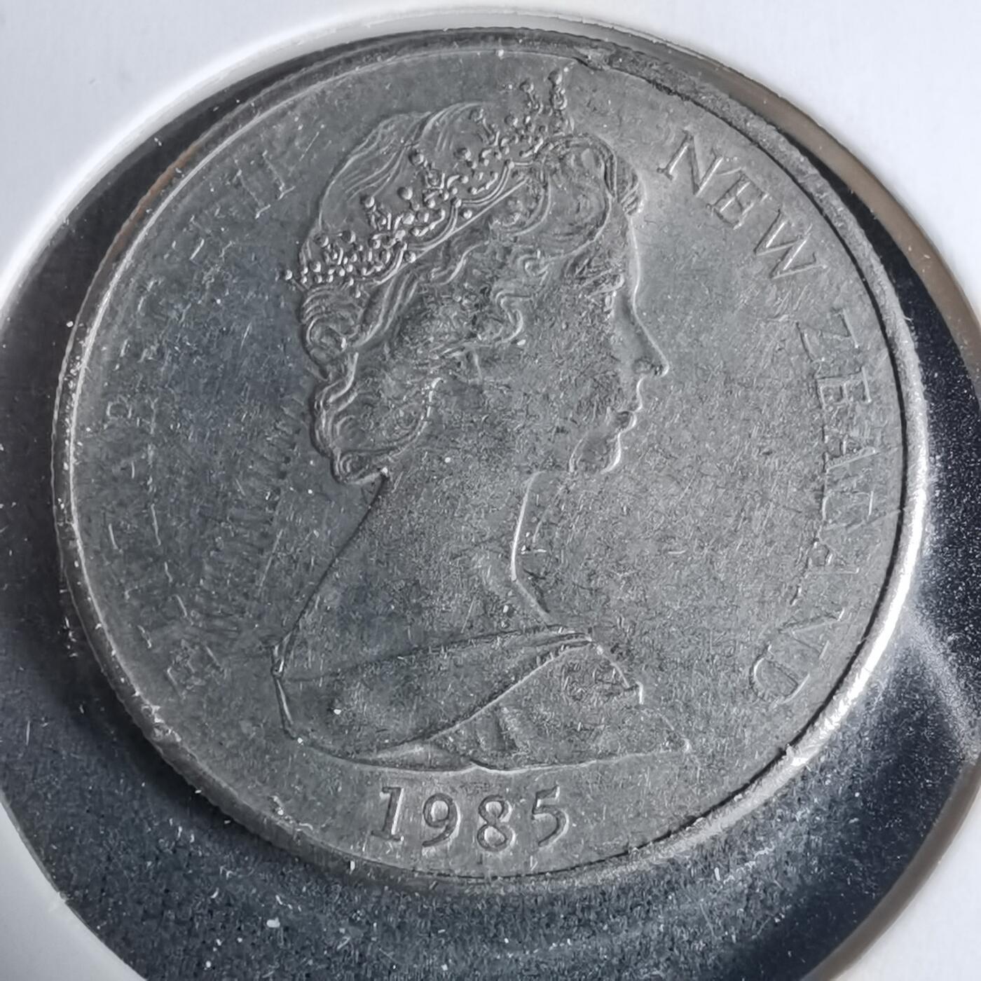 沼泽如烟--第927场 新西兰1985年十分浅雕版