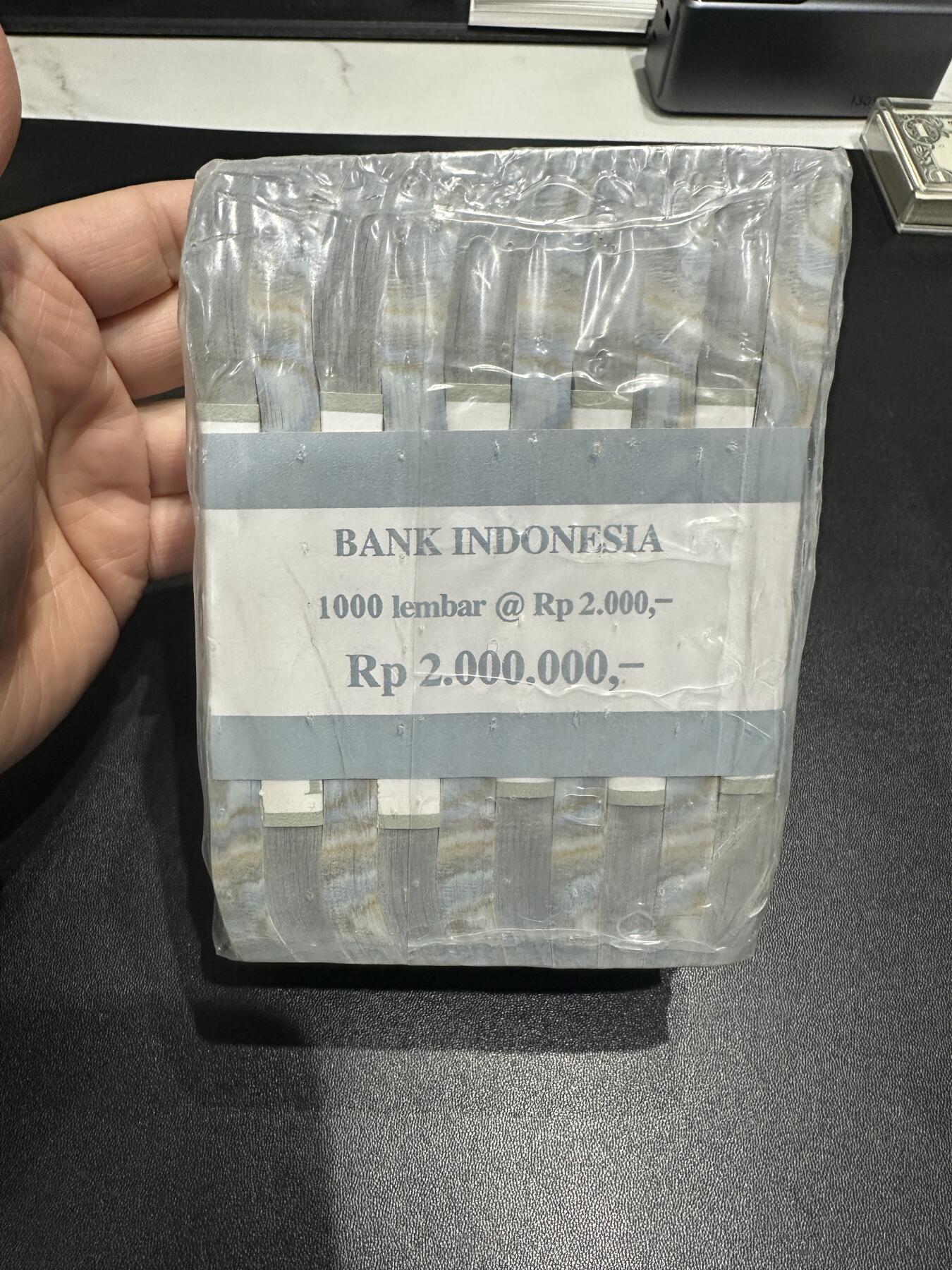 《外钞收藏家》第五百九十二期（精选场）（本平台长期征集拍品、欢迎藏友们联系合作） 印度尼西亚倒三版2000卢比整捆1千张带原封条（号码不错）	UNC