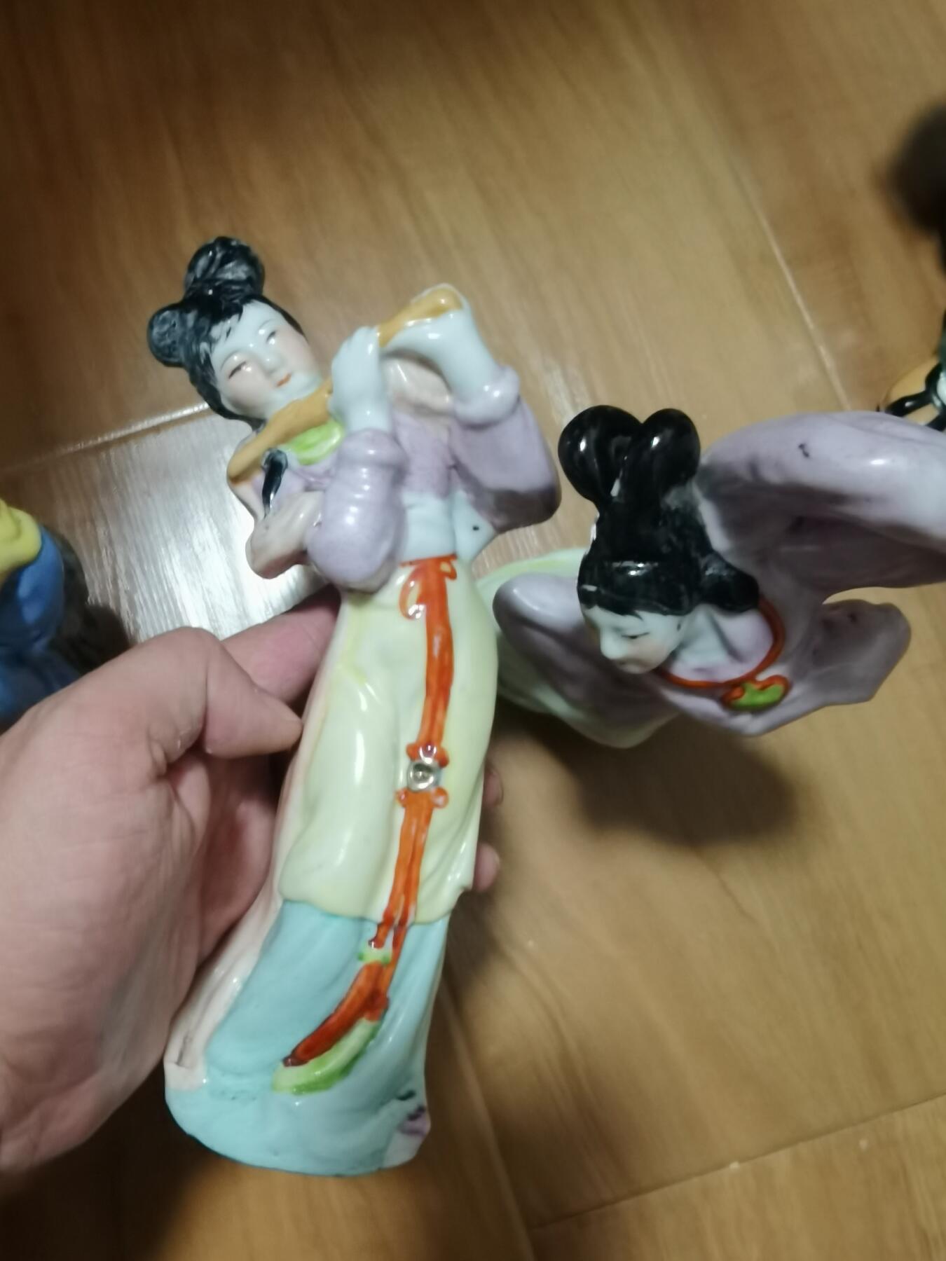 早期景德镇侍女粉彩人物瓷像三个