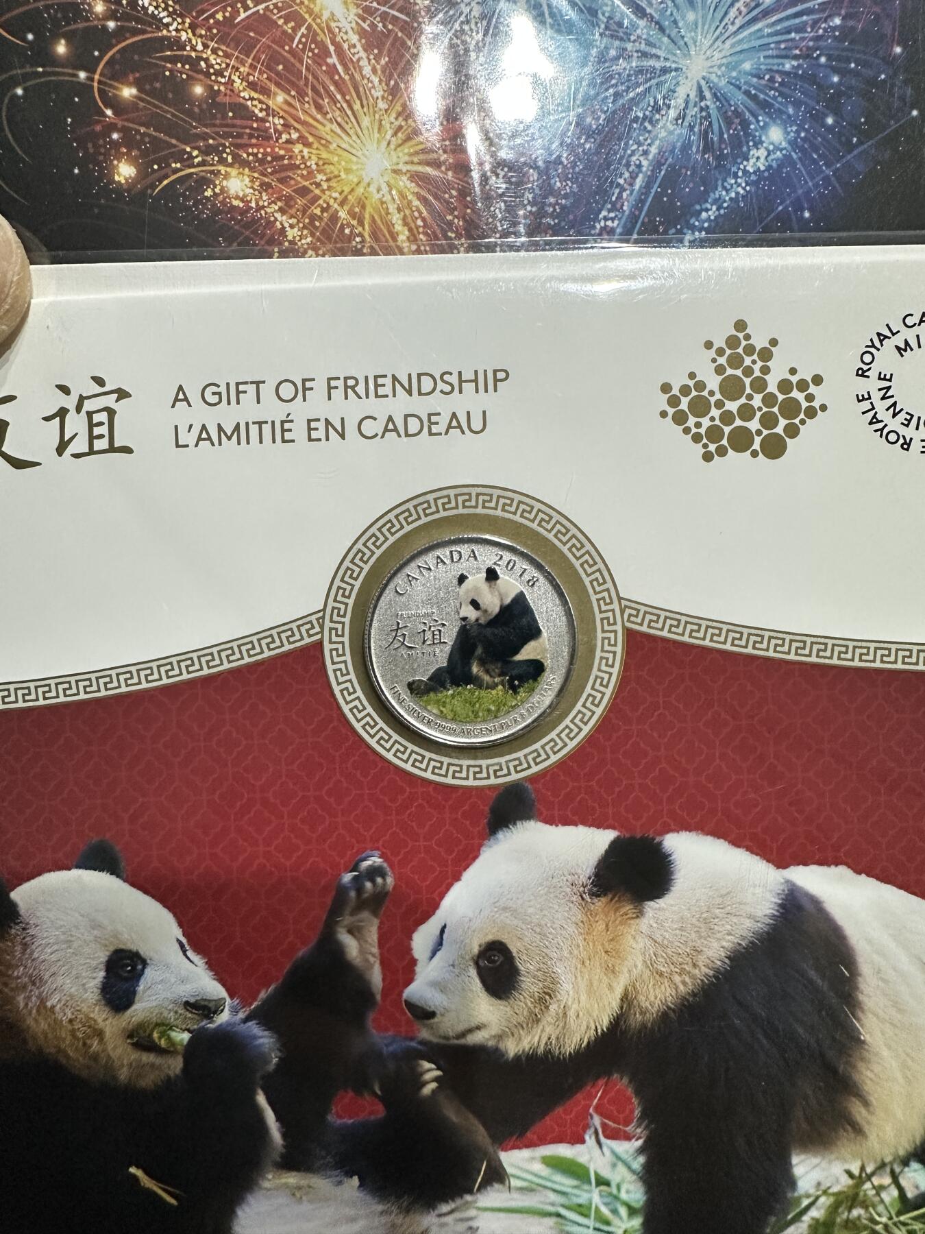 《外钞收藏家》第五百九十二期（精选场）（本平台长期征集拍品、欢迎藏友们联系合作） 加拿大2017年独立150周年5元精制彩色夜光银币+2018年8元中加友谊熊猫精制彩色银币（带原厂卡册 都是1/4盎司纯银）