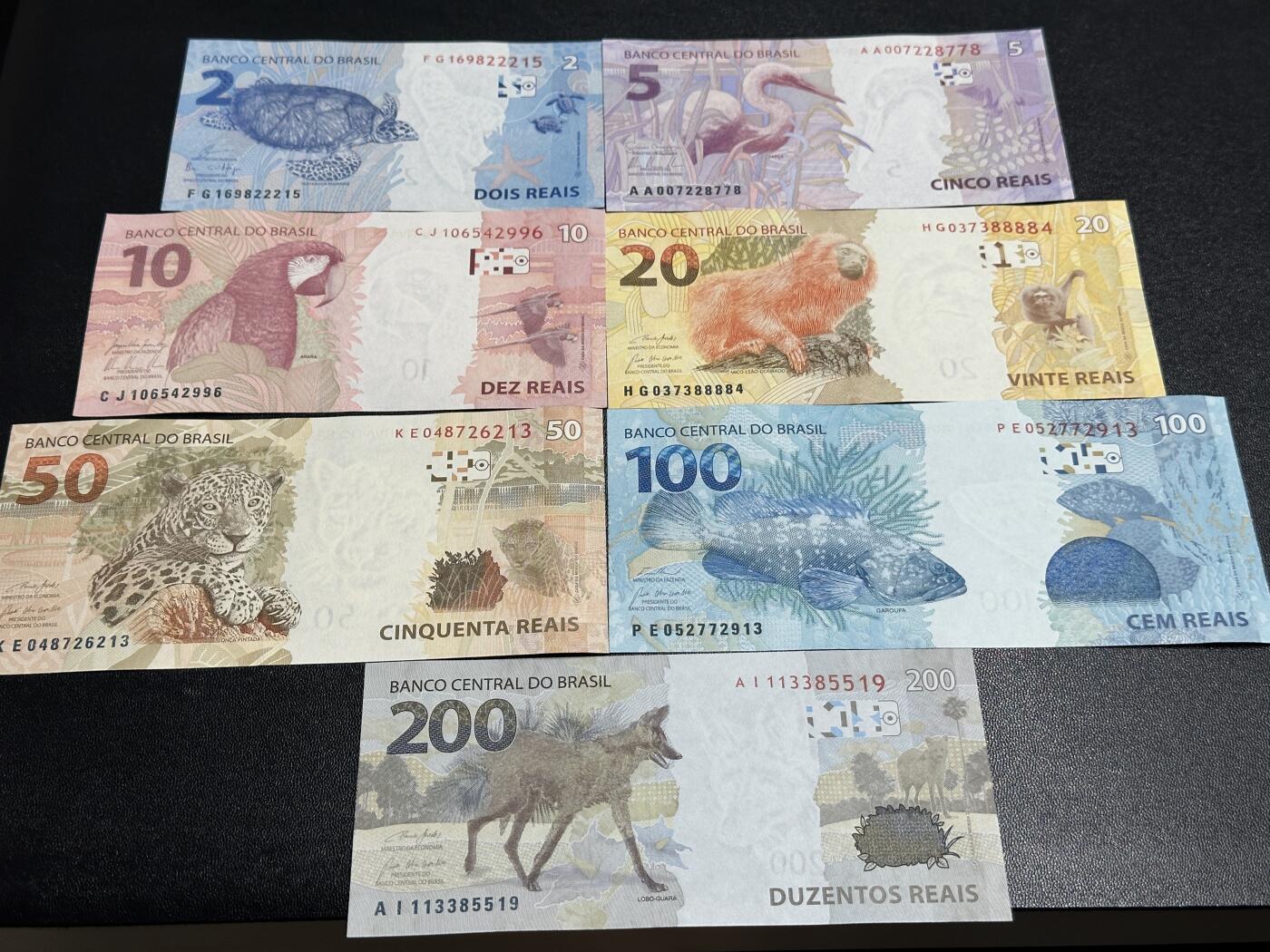 《外钞收藏家》第五百九十二期（精选场）（本平台长期征集拍品、欢迎藏友们联系合作） 巴西新版2-200雷亚尔7张一套（5/200是AA字冠，有多张号码不错）	UNC 10面额角不绝