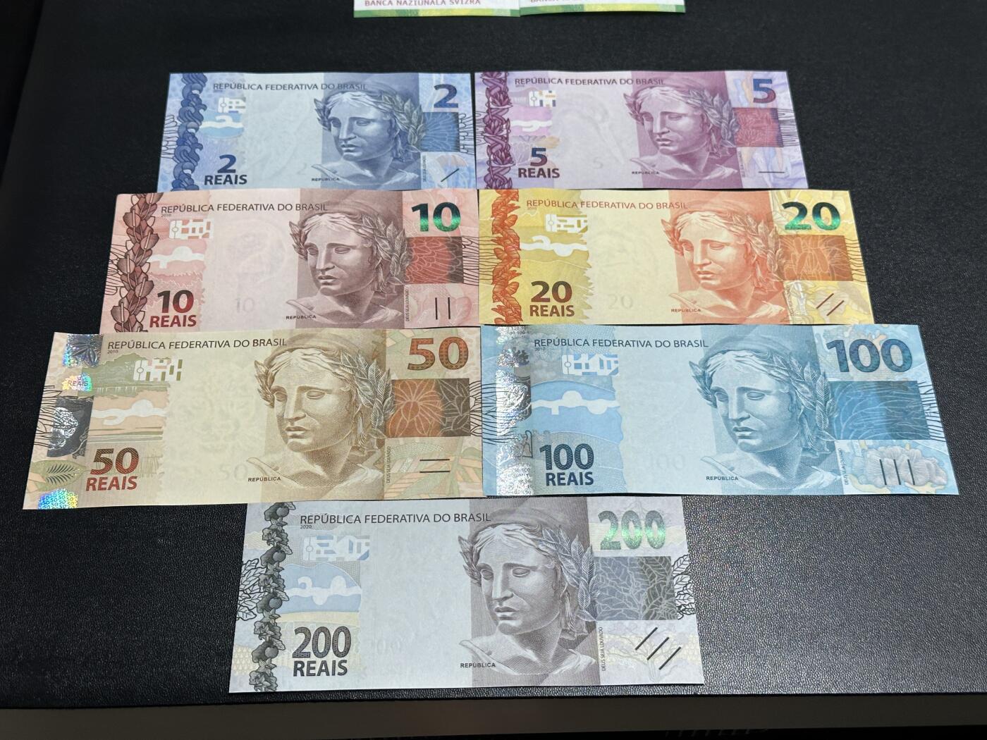 《外钞收藏家》第五百九十二期（精选场）（本平台长期征集拍品、欢迎藏友们联系合作） 巴西新版2-200雷亚尔7张一套（5/200是AA字冠，有多张号码不错）	UNC 10面额角不绝