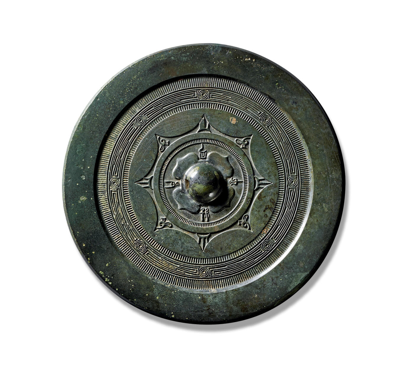 上海匡时2025年秋季拍卖会 中国历代钱币 铜镜专场 “长宜子孙”云雷纹镜 圆形，圆钮，四瓣柿蒂纹钮座。柿蒂纹间铸有铭文“长宜子孙”，外设八连弧纹。主纹饰为两周栉齿纹间几何云雷纹饰构成，镜缘宽素。