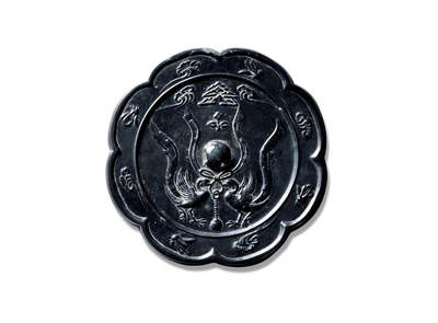 上海匡时2025年秋季拍卖会 中国历代钱币 铜镜专场 - 双鸾衔绶纹镜 八出葵花形，圆钮。钮左右双瑞鸟对峙口衔绶带单爪站立，钮上方为山川、花卉、祥云纹饰，缘八瓣内饰蝴蝶纹和祥云纹相间分布一周。