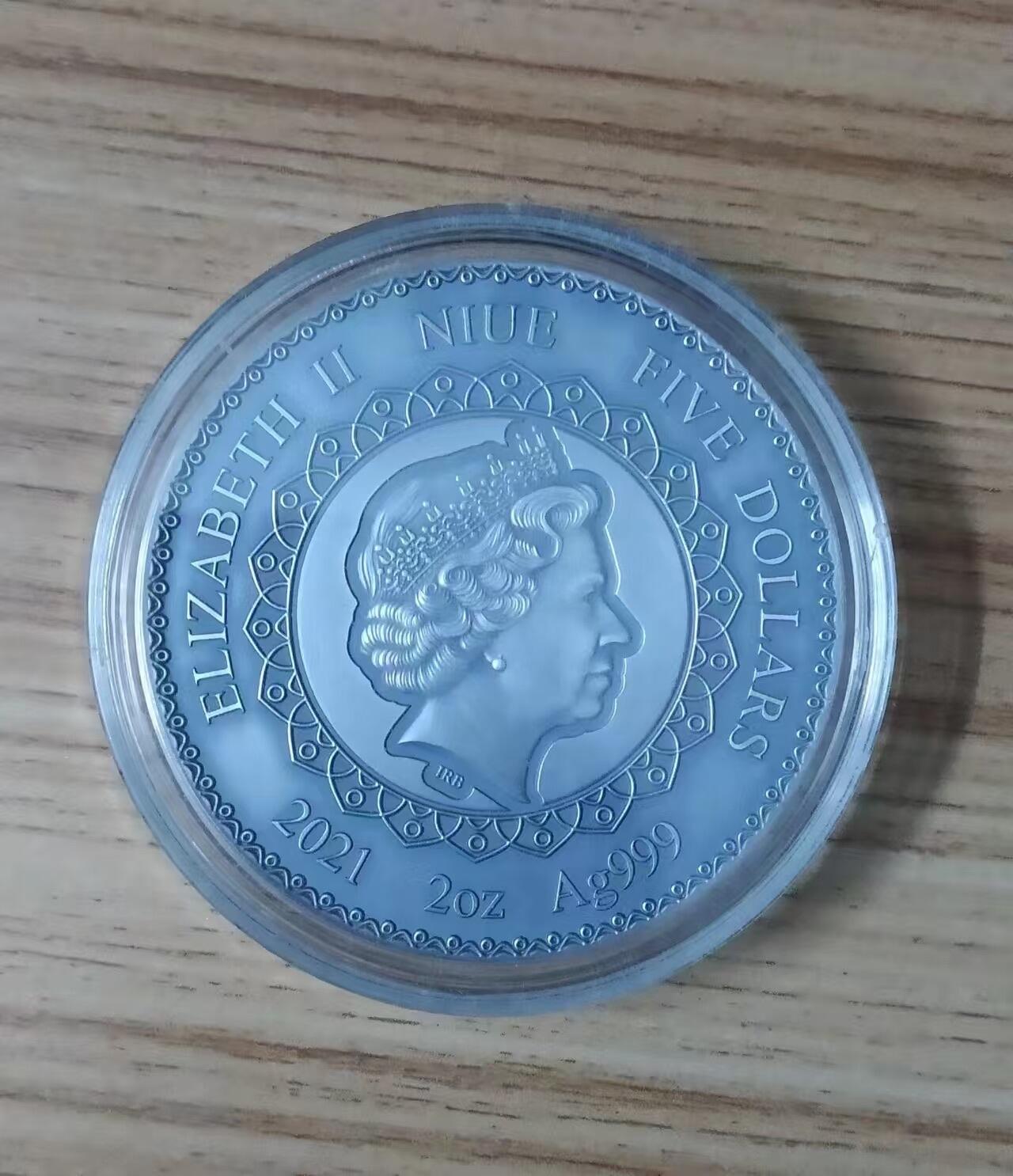 第184期拍卖  纽埃2021, 曼陀罗黄金对称系列-中国大熊猫, 2盎司高浮雕仿古、加大(直径达55mm)镶嵌彩虹施华洛世奇彩色银币. 盒证全.热门系列, 唯一中国元素漂亮银币.(国外售价302美元)