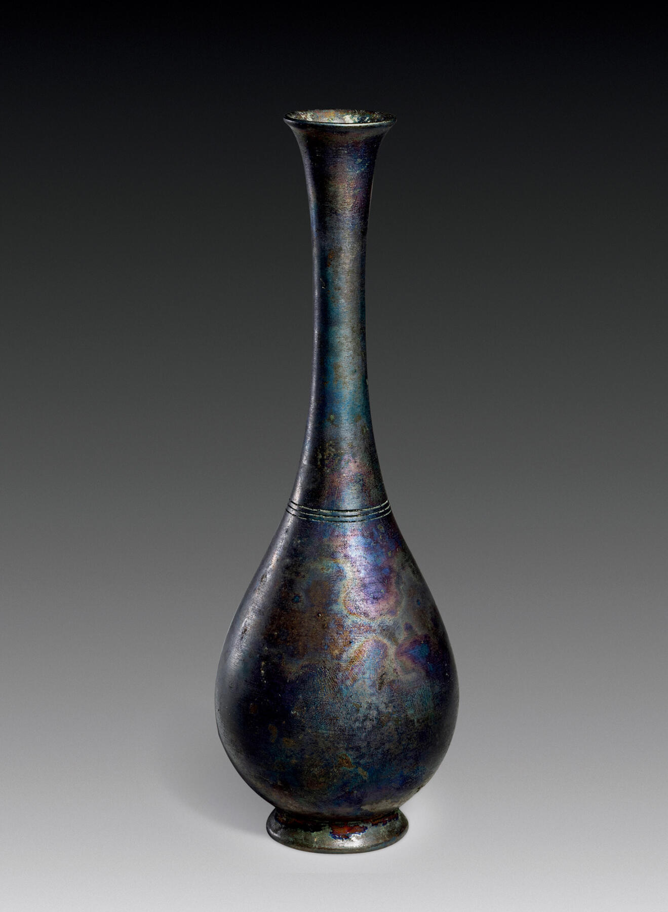 上海匡时2025年秋季拍卖会 中国历代钱币 铜镜专场 净瓶 铜净瓶作为中国古代艺术的一部分，具有极高的文化价值。它的制作工艺精湛，设计精巧，体现了当时社会的审美观念和工艺水平。同时，它也是中国历史的一部分，见证了古代社会的风俗习惯和宗教信仰。