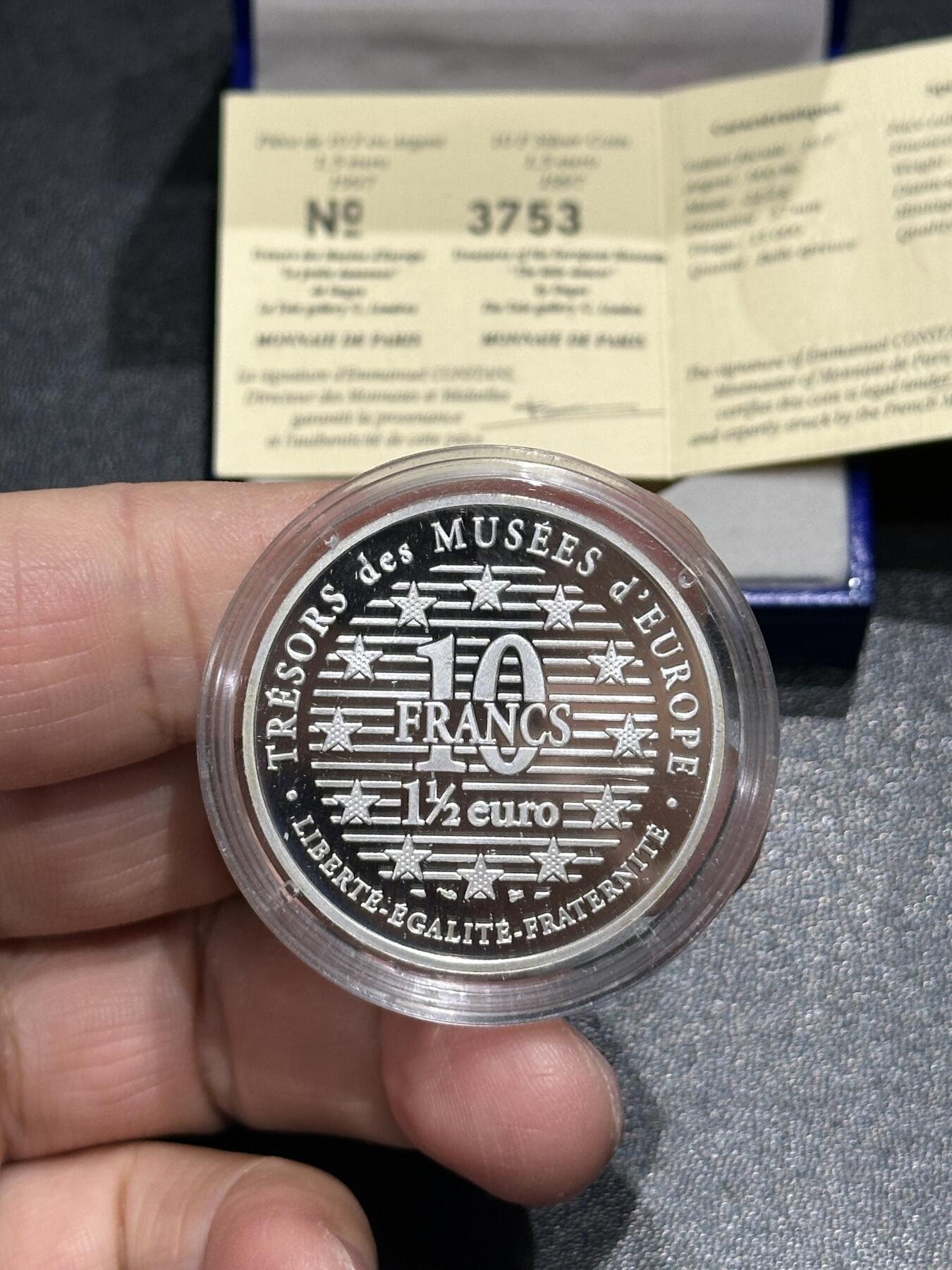 《外钞收藏家》第五百九十二期（精选场）（本平台长期征集拍品、欢迎藏友们联系合作） 法国1997年卢浮宫系列10法郎双面值精制PROOF银币（穿草裙的小女孩，22g，925银；盒证齐全）