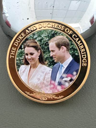 ❤️【币观天下】❤️ 第334期钱币拍卖- 2025.12.12周五晚上6点半场-长期征集拍品 - 库克群岛2012年皇室婚礼彩色铜镀金克朗币