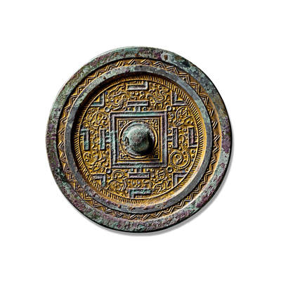 上海匡时2025年秋季拍卖会 中国历代钱币 铜镜专场 - 鎏金神兽规矩镜 镜圆形，圆钮，圆钮座。此镜采用线雕的表现技法，外环双线弦纹与一周凹面界格，打磨精细工整，界格四角铸饰双线锯齿纹，内边饰单颗珍珠纹点缀。主区纹饰采用四分法布局方式，界格四角对应四枚凹乳，其间饰博局纹与四神等瑞兽纹饰，其中玄武为灵蛇造型，较为少见。除四神外还有朱鸟、羽人、蟾蜍与羚羊等纹饰，皆以线工勾勒形体，流畅遒劲，极富动感，镜缘饰有一周双折线纹。此镜构思精妙，构图丰盈，整体鎏金，遗存