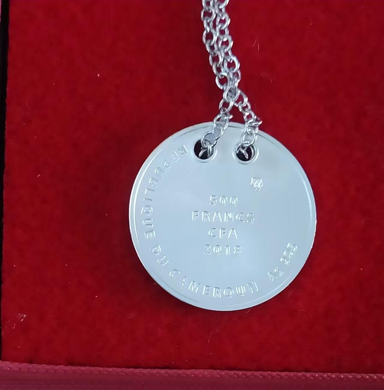 ❤️【币观天下】❤️ 第334期钱币拍卖- 2025.12.12周五晚上6点半场-长期征集拍品 喀麦隆2018,圣诞快乐-“星月天使”,金边币边、双圆孔项链吊坠、镀24K金精制银币. 配有原装项链,盒证全.