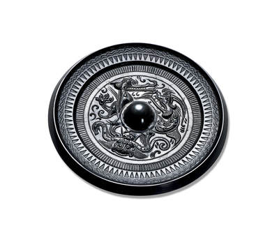 上海匡时2025年秋季拍卖会 中国历代钱币 铜镜专场 - 少见“鳄鱼”龙虎镜 圆形，圆钮，圆钮座。主纹饰区内为对峙的鳄鱼和龙，以及一虎纹环绕镜钮。鳄鱼、龙以及虎的身躯被压于镜钮之下，主纹饰外环饰一周栉齿纹，镜缘上饰一周锯齿纹和一周双线波浪纹。全镜黑漆古，图案精细，品相完好，鳄鱼纹饰在龙虎镜上极为少见，乃收藏珍品。