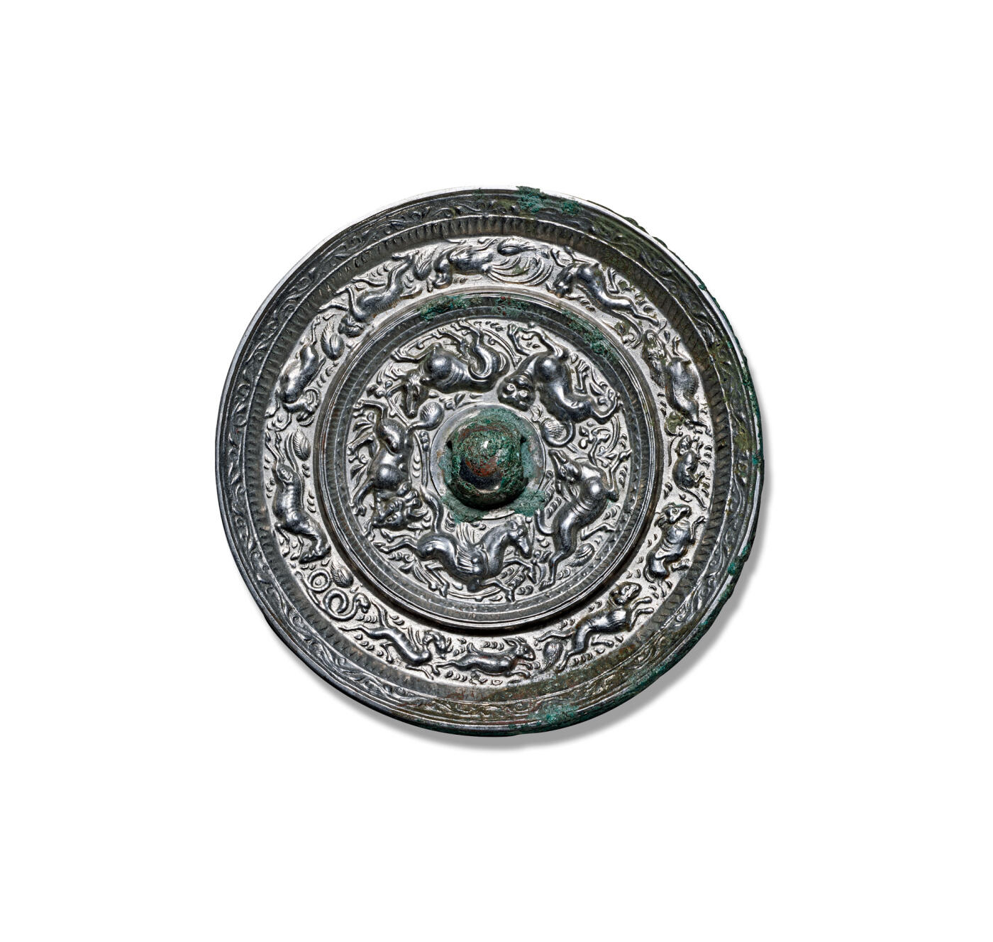 上海匡时2025年秋季拍卖会 中国历代钱币 铜镜专场 天马跑兽十二生肖镜 圆形，圆钮，圆钮座。一周带有三角锯齿纹的凸棱将镜背纹饰分为内外两区。内区一匹带双翅的天马与四只跑兽形态生动，天马身资矫健似奔跑飞翔状，各跑兽动感十足，四肢矫健，形体丰腴，或闲庭信步，或低头觅食，或回首顾望，或奋蹄疾驰，动物形体刻画细腻，构图变化多端，情态不一。天马题材在铜镜纹饰上并不多见。外区一圈十二生肖瑞兽纹，按地支顺时针排列，采用浮雕铸造，生肖形象生动，整镜通体白光，纹饰华