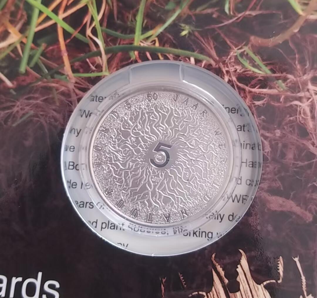 ❤️【币观天下】❤️ 第334期钱币拍卖- 2025.12.12周五晚上6点半场-长期征集拍品 荷兰2011年世界自然基金会成立50周年精制银币入围克劳斯年度最佳硬币，面值5欧元，925银15.5克，原装卡币。