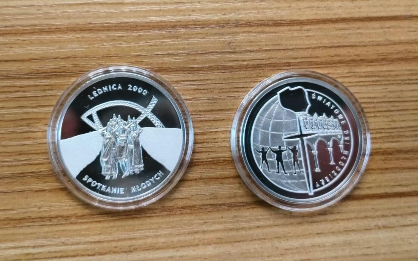 第184期拍卖 喀麦隆2016年，基督教世界青年节套装-世界青年日(波兰克拉科夫)+世界青年会议(波兰莱德尼察), 两枚完整全套装. 彩色精制纪念银币. 盒证全.(此套装共2枚,两枚币彩色面图案相同，非彩色面图案不同). 少见稀有漂亮银币套装. 实物超级精美漂亮. 国外售价315+美元.