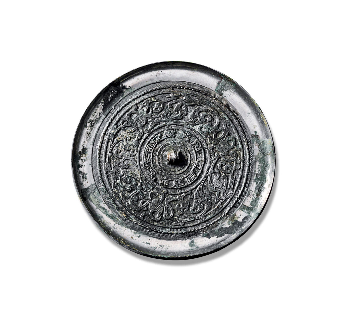 上海匡时2025年秋季拍卖会 中国历代钱币 铜镜专场 “俢相思”蟠螭纹镜 圆形，三弦钮，圆钮座。钮座外环绕双弦圈，圈内篆书铭文：“俢相思，慎毋相忘，安乐未央。”此铭文极为少见，折射出当时社会动荡、离别频繁之景况，既表达了古人对夫妻别后彼此的深深牵挂，亦体现出对思念之情的珍视与延续，反映出当时社会对情感的重视以及对美好生活的向往。铜镜不仅为日常用具，更成为承载情感与信仰的媒介。镜背主题纹饰为三条龙纹，龙身以宽平突起的粗折线勾画，环绕镜钮，屈曲盘