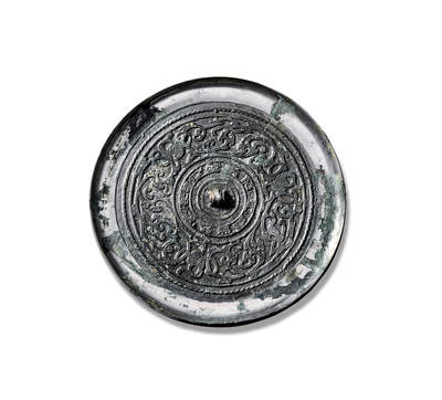 上海匡时2025年秋季拍卖会 中国历代钱币 铜镜专场 - “俢相思”蟠螭纹镜 圆形，三弦钮，圆钮座。钮座外环绕双弦圈，圈内篆书铭文：“俢相思，慎毋相忘，安乐未央。”此铭文极为少见，折射出当时社会动荡、离别频繁之景况，既表达了古人对夫妻别后彼此的深深牵挂，亦体现出对思念之情的珍视与延续，反映出当时社会对情感的重视以及对美好生活的向往。铜镜不仅为日常用具，更成为承载情感与信仰的媒介。<br>镜背主题纹饰为三条龙纹，龙身以宽平突起的粗折线勾画，环绕镜钮，屈曲盘