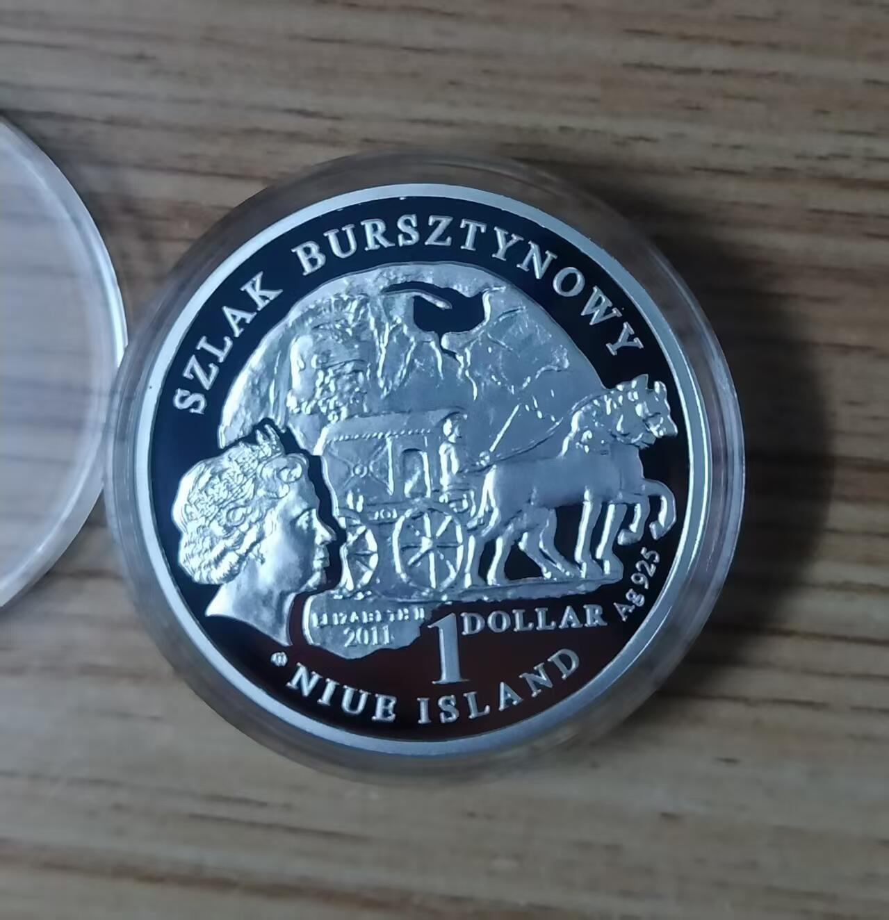 ❤️【币观天下】❤️ 第334期钱币拍卖- 2025.12.12周五晚上6点半场-长期征集拍品 纽埃2011年，琥珀之路系列-埃尔布隆格(波兰). 镶嵌3D立体大颗粒琥珀、精制纪念银币. 盒证全. 实物更漂亮. 国外售价129美元