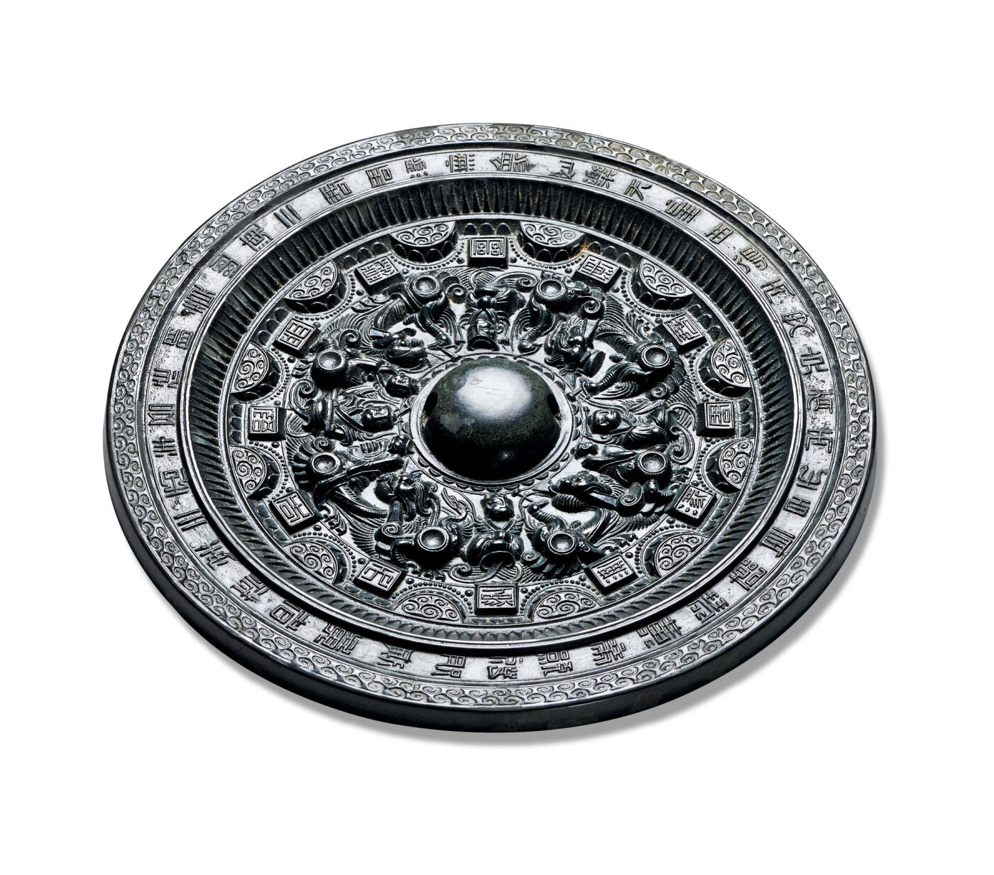 上海匡时2025年秋季拍卖会 中国历代钱币 铜镜专场 半圆方枚神人神兽镜 圆形，圆钮，圆钮座。镜缘饰一周铭文，品种颇为罕见。纹饰造型优美，铸造精细，人物情态生动，瑞兽形态诙谐。方枚上铭文大致为：“吾作明镜，幽炼商周，涿无象而吉。”缘部铭文为：“吾作明镜，幽炼三商，周涿无象，如乐天皇，西得王母，克有王之，伯牙弹瑟，皇帝统秘，服则黄者，位至三公，羊。”整镜呈黑漆古，光气匀亮，保存良好。