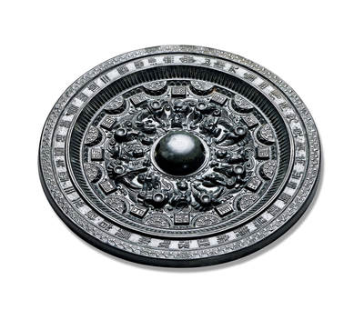 上海匡时2025年秋季拍卖会 中国历代钱币 铜镜专场 - 半圆方枚神人神兽镜 圆形，圆钮，圆钮座。镜缘饰一周铭文，品种颇为罕见。纹饰造型优美，铸造精细，人物情态生动，瑞兽形态诙谐。方枚上铭文大致为：“吾作明镜，幽炼商周，涿无象而吉。”缘部铭文为：“吾作明镜，幽炼三商，周涿无象，如乐天皇，西得王母，克有王之，伯牙弹瑟，皇帝统秘，服则黄者，位至三公，羊。”整镜呈黑漆古，光气匀亮，保存良好。