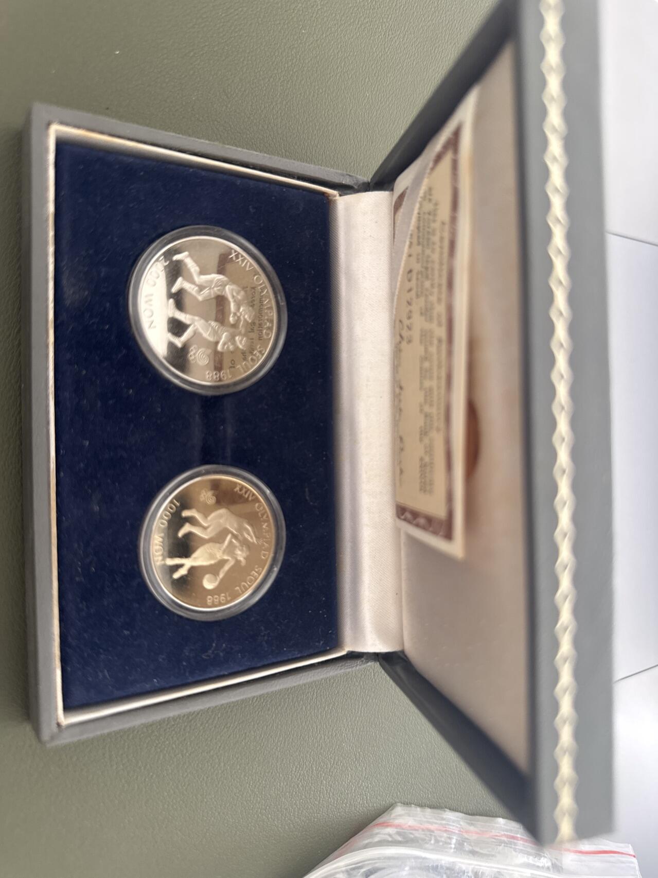 ❤️【币观天下】❤️ 第334期钱币拍卖- 2025.12.12周五晚上6点半场-长期征集拍品 韩国1988年奥运会套盒2枚1000、2000韩元精制纪念币