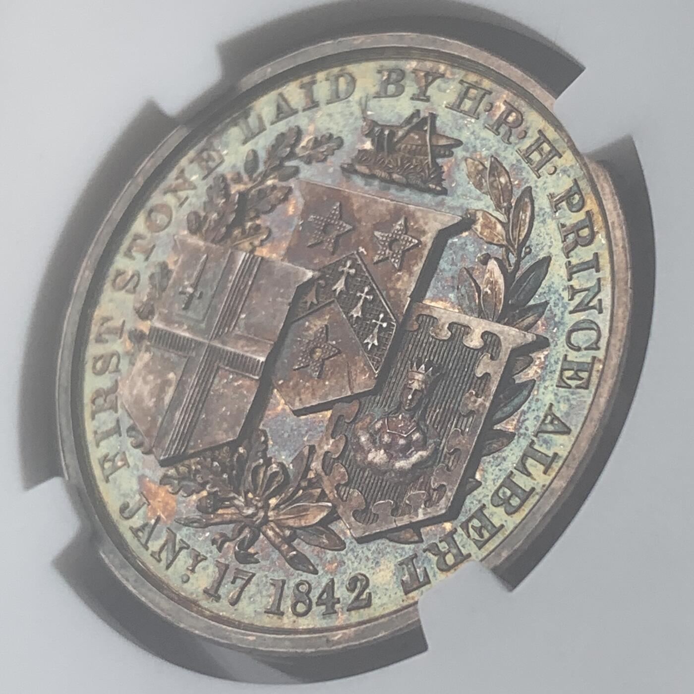 掌中浮雕-藏着的欧洲第045场 NGC MS63 : 1842年伦敦新商品交易所开幕银章，27mm, 五彩包浆