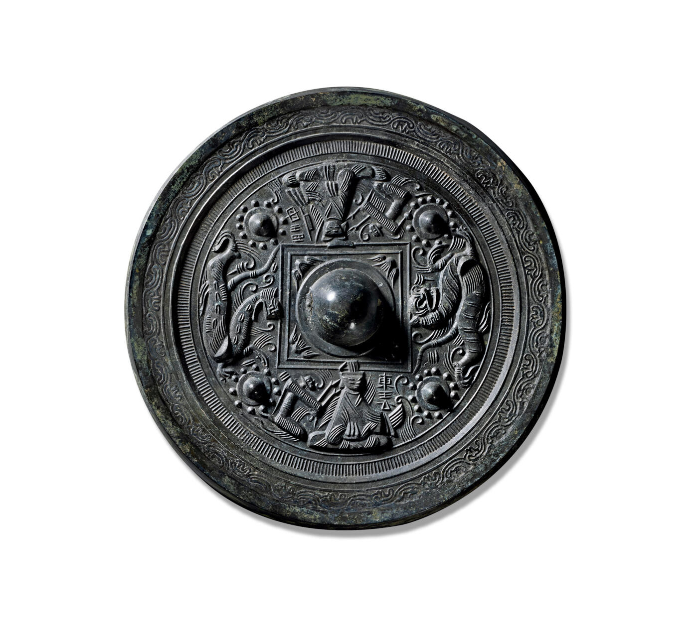 上海匡时2025年秋季拍卖会 中国历代钱币 铜镜专场 四乳神人龙虎镜 圆形，圆钮，圆钮座。钮座与双线方格之间的区域饰有叶形纹饰。主题纹饰以四枚带座乳钉将镜背分为四区：一区为西王母端坐，一羽人以跪姿从旁侍候，神态恭敬；相对一区为东王公端坐，头戴冠，一羽人从旁听命；其余二区分别装饰青龙与白虎——青龙向前奔腾，体躯回绕；白虎笑面踏步，身躯壮硕，势不可挡。镜缘饰一周勾连的云气纹。